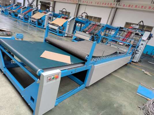 Máy laminator phút tự động được xây dựng để hỗ trợ các nhiệm vụ sơn giấy lợp lợp cao tốc và sơn giấy